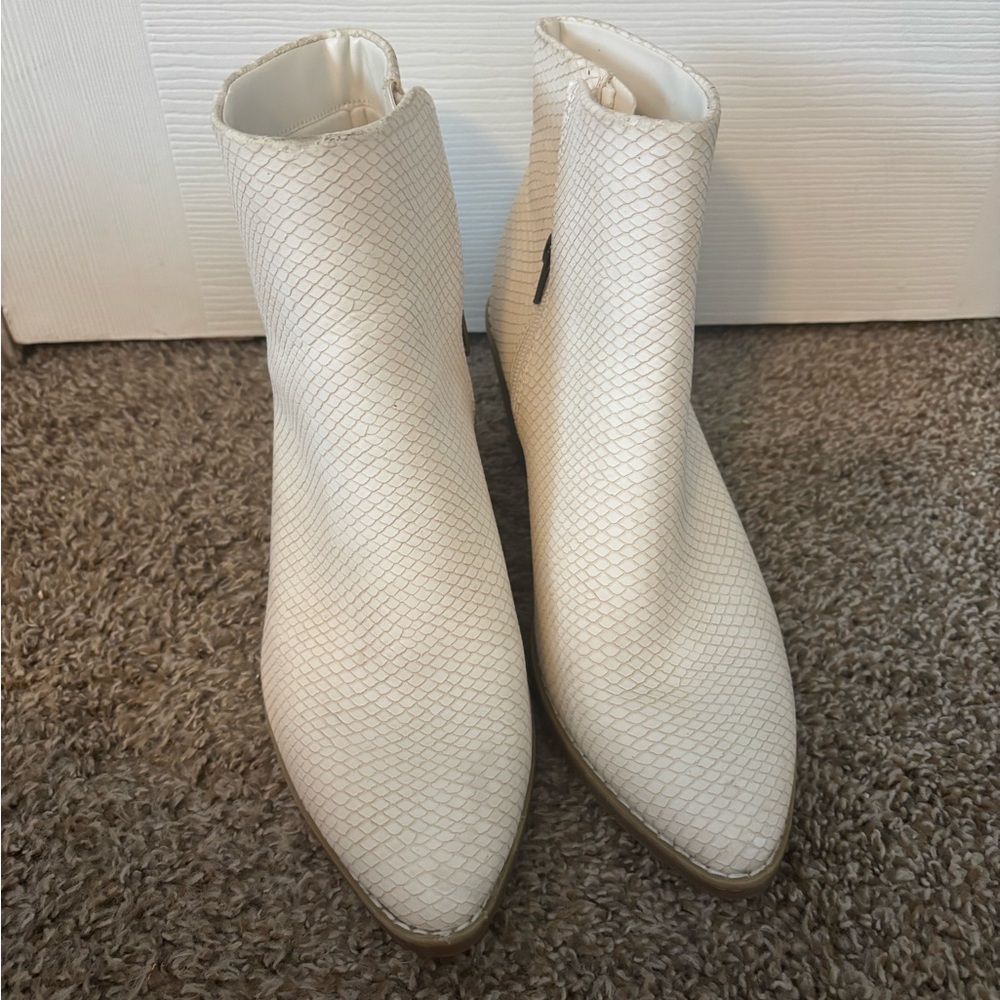 Universal Thread Textured Cream Ankle Boots